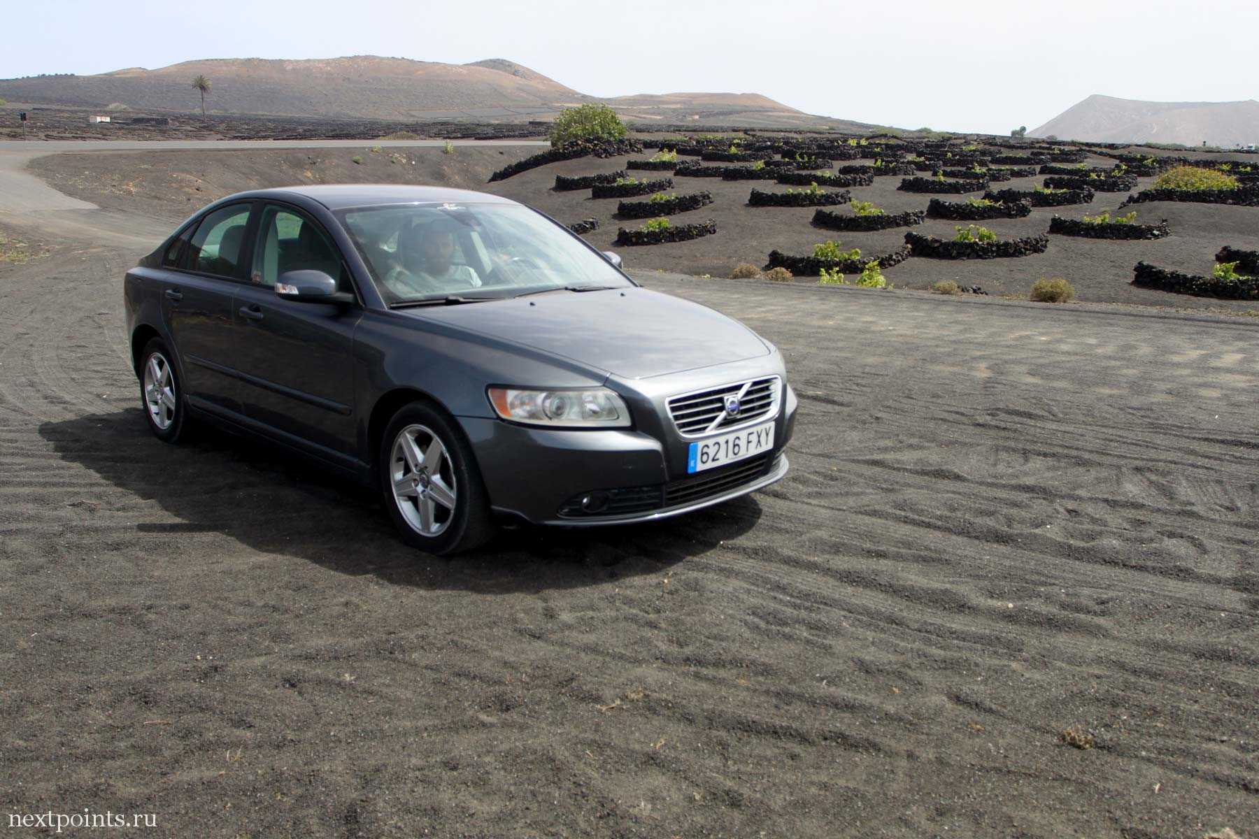 Volvo на виноградниках La Geria, Лансароте.