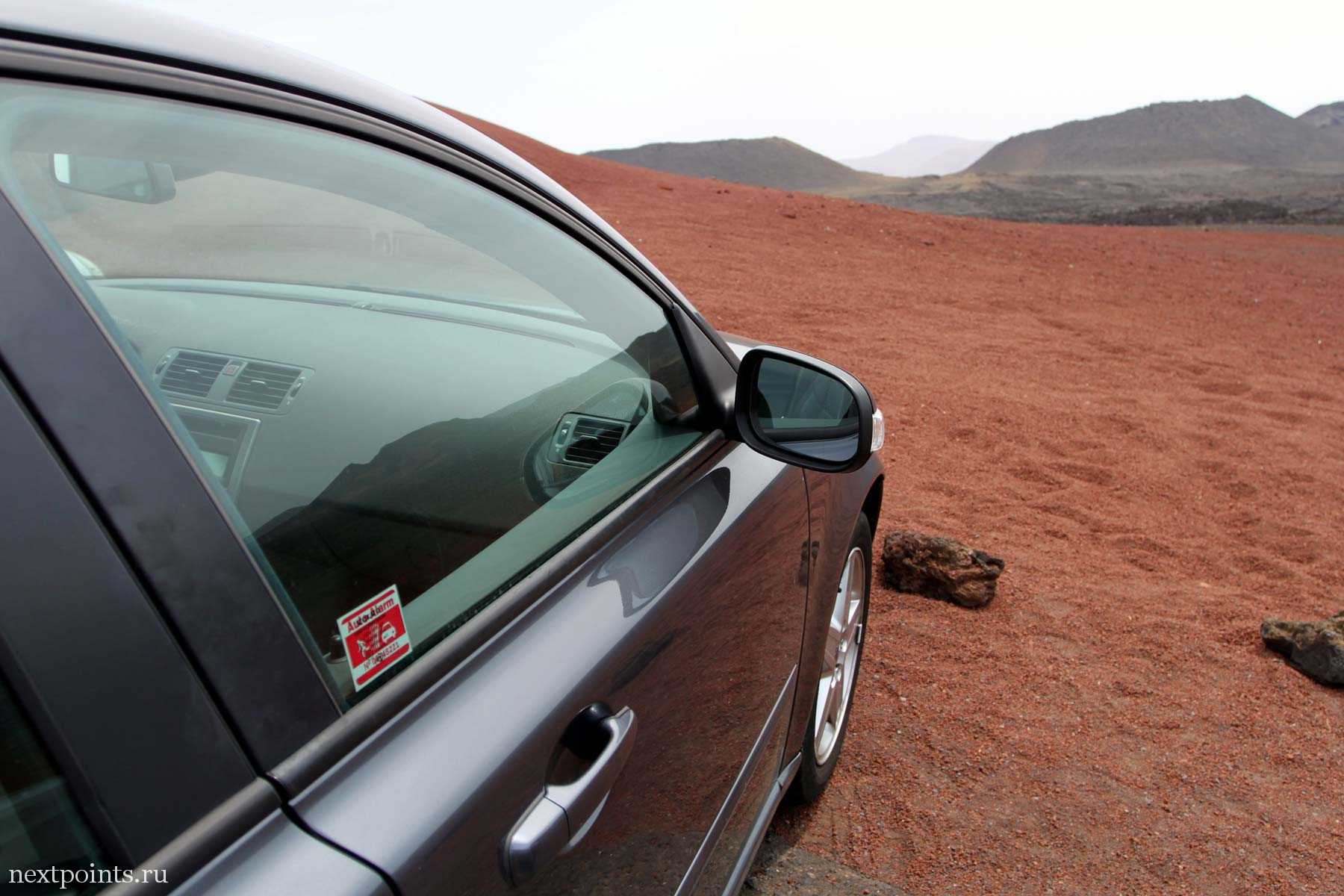 Volvo на Лансароте. Парковка Национального парка Timanfaya.