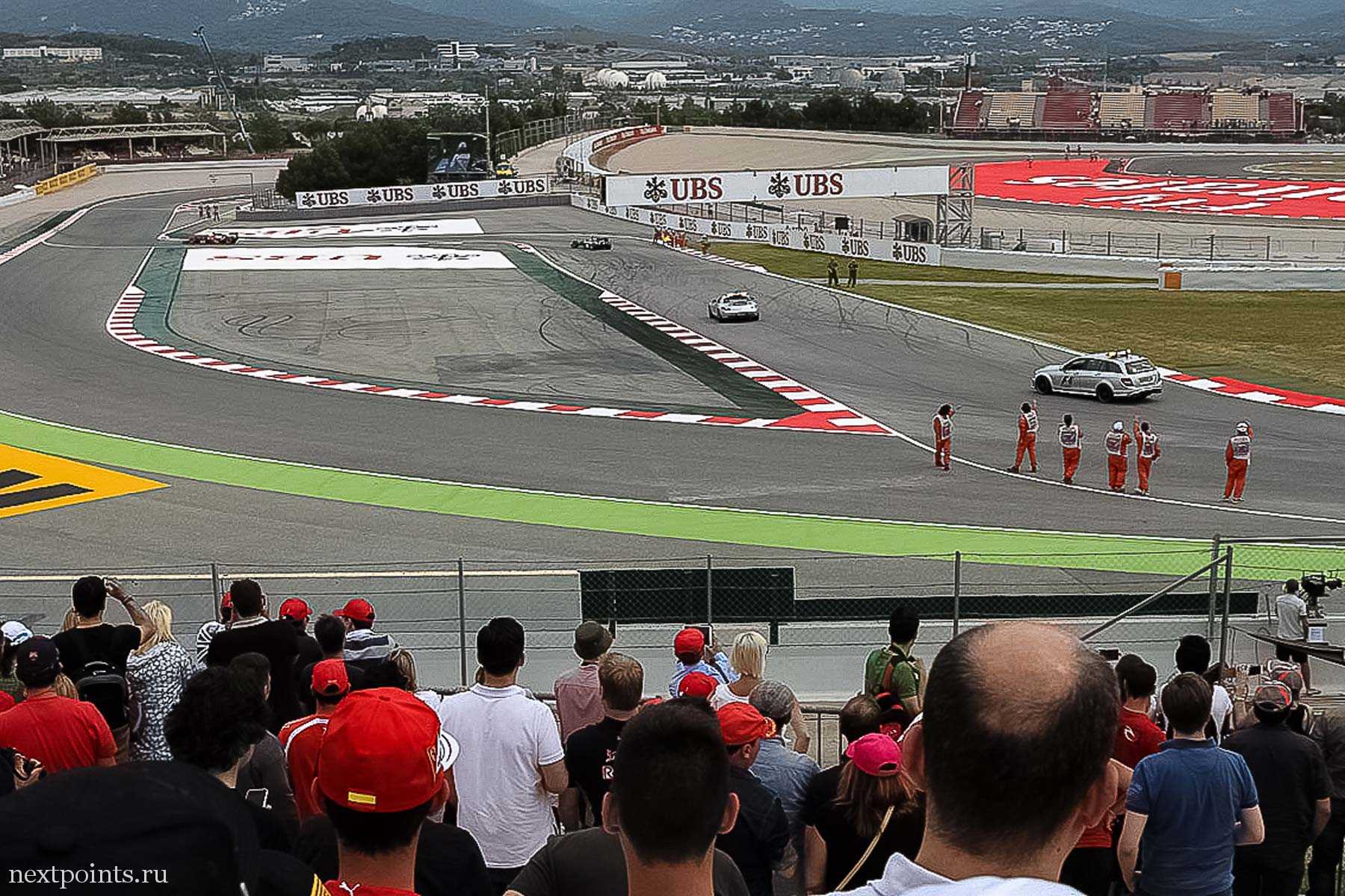 Блестящие safety car в конце гонки в Испании