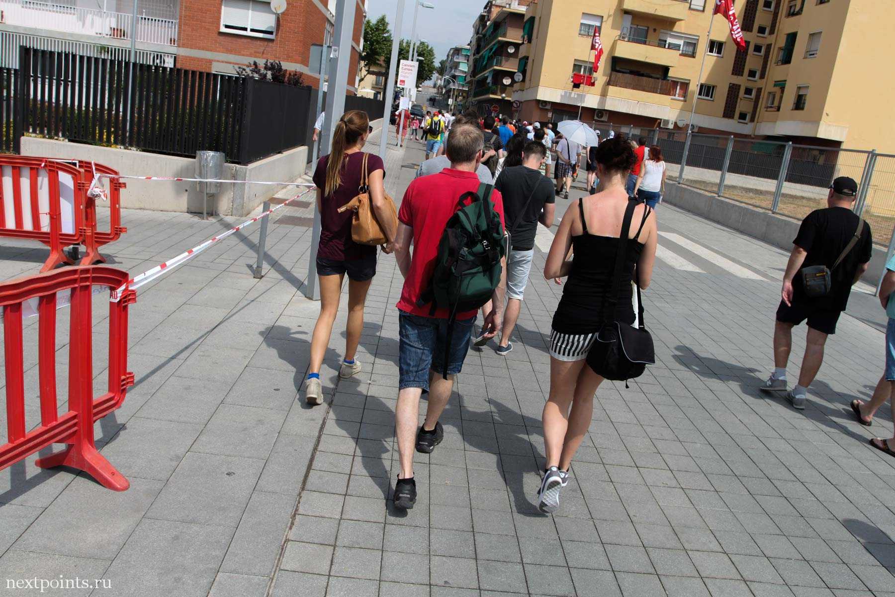 Идем по городу Монмело (Montmelo) в дни Формулы 1 в Испании