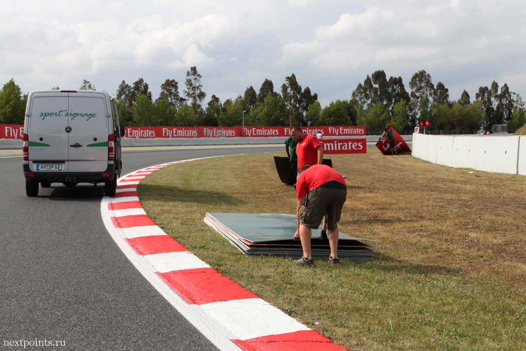 Персонал готовится к новой гонке с новыми спонсорами. Может, это Moto GP?