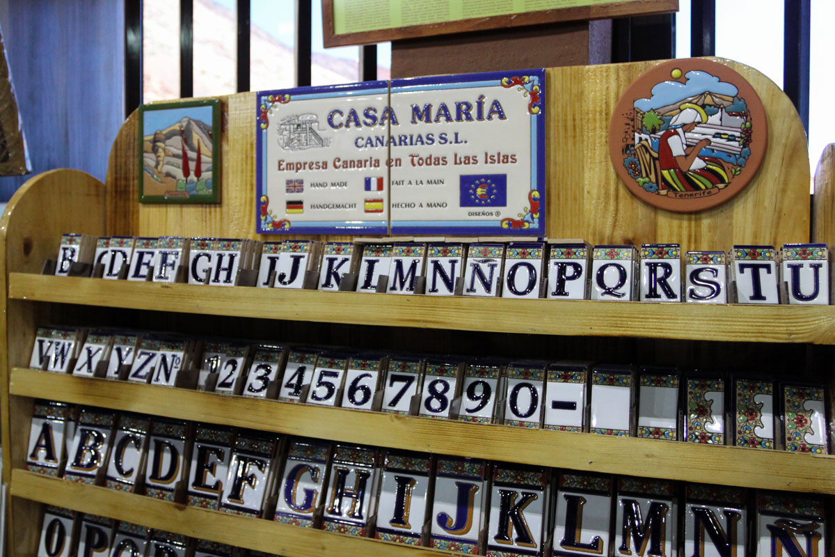Керамические изделия Испании в сувенирном магазине Тейде