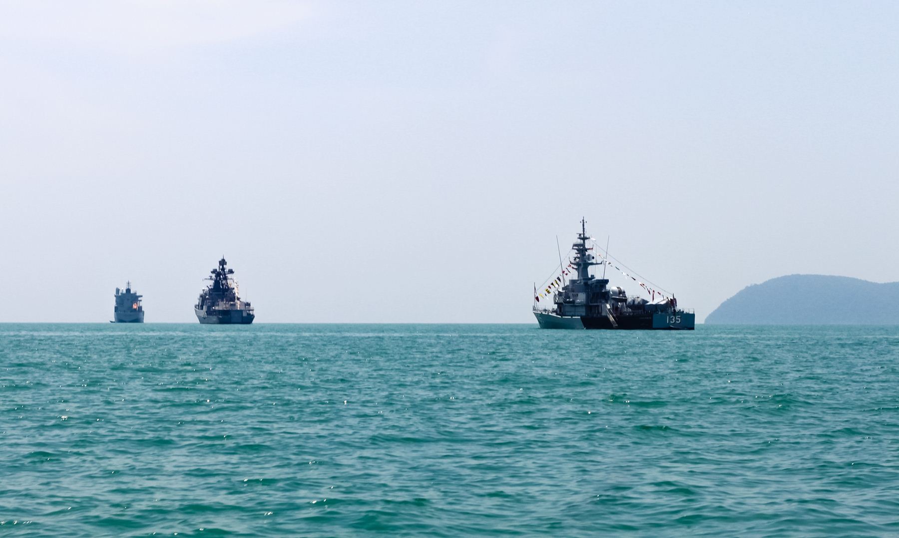 Дружественные военные корабли на выставке LiMA с флагами