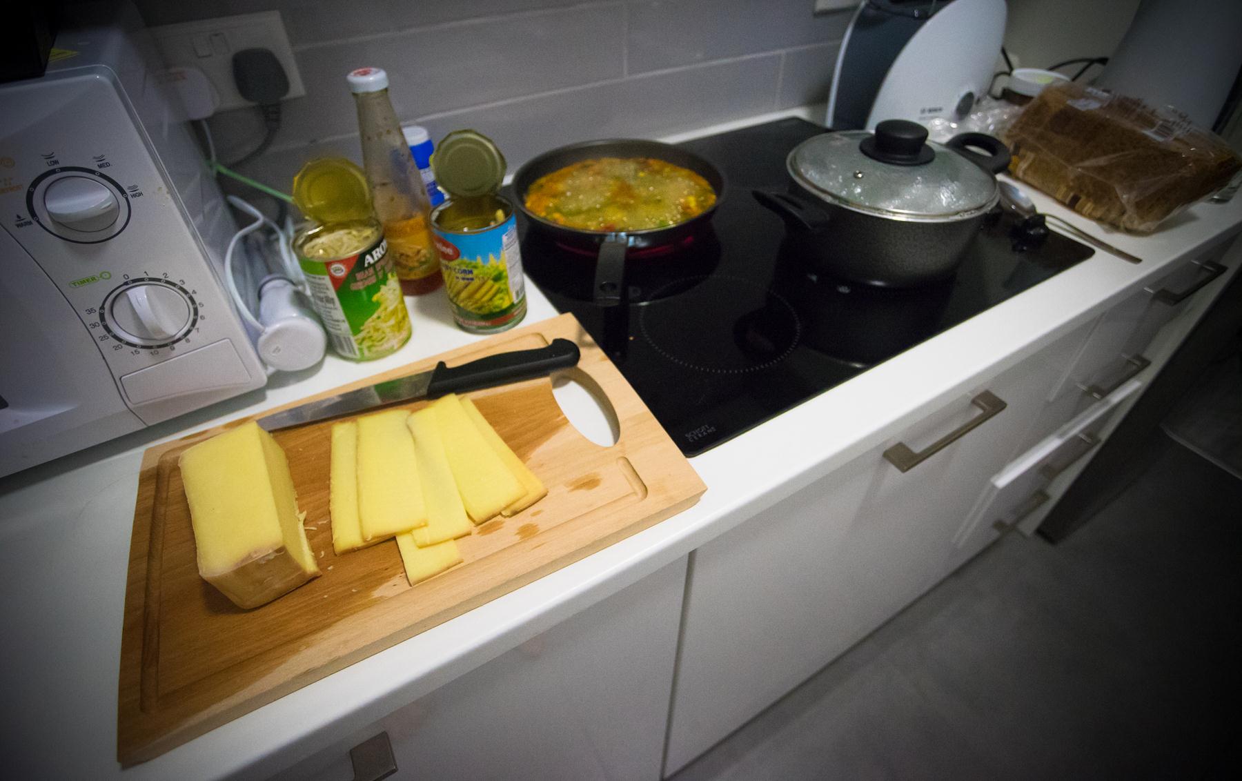 На заднем плане: к азиатской лапше добавим тайский соус для курицы