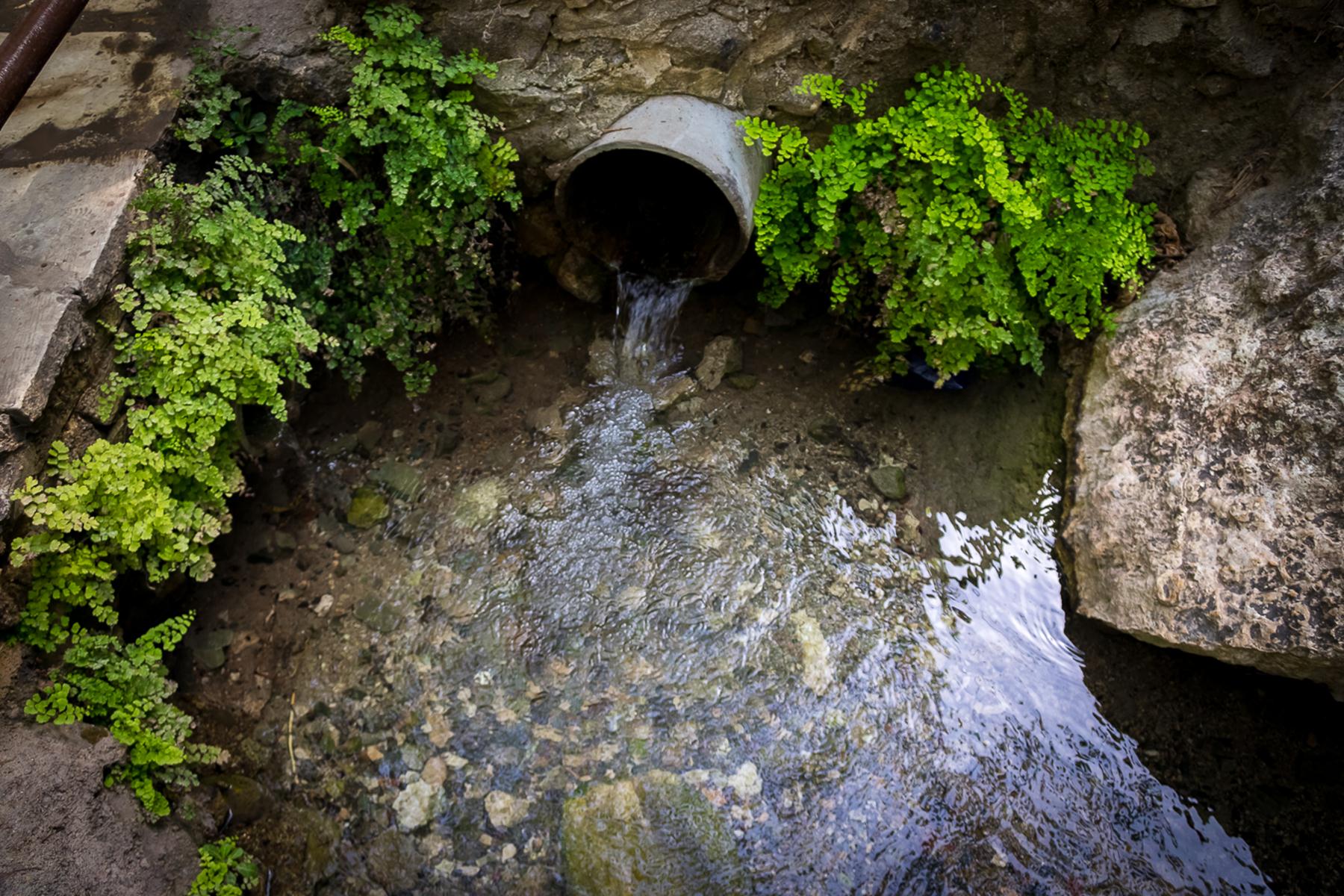 Вода из трубы около купальни Афродиты