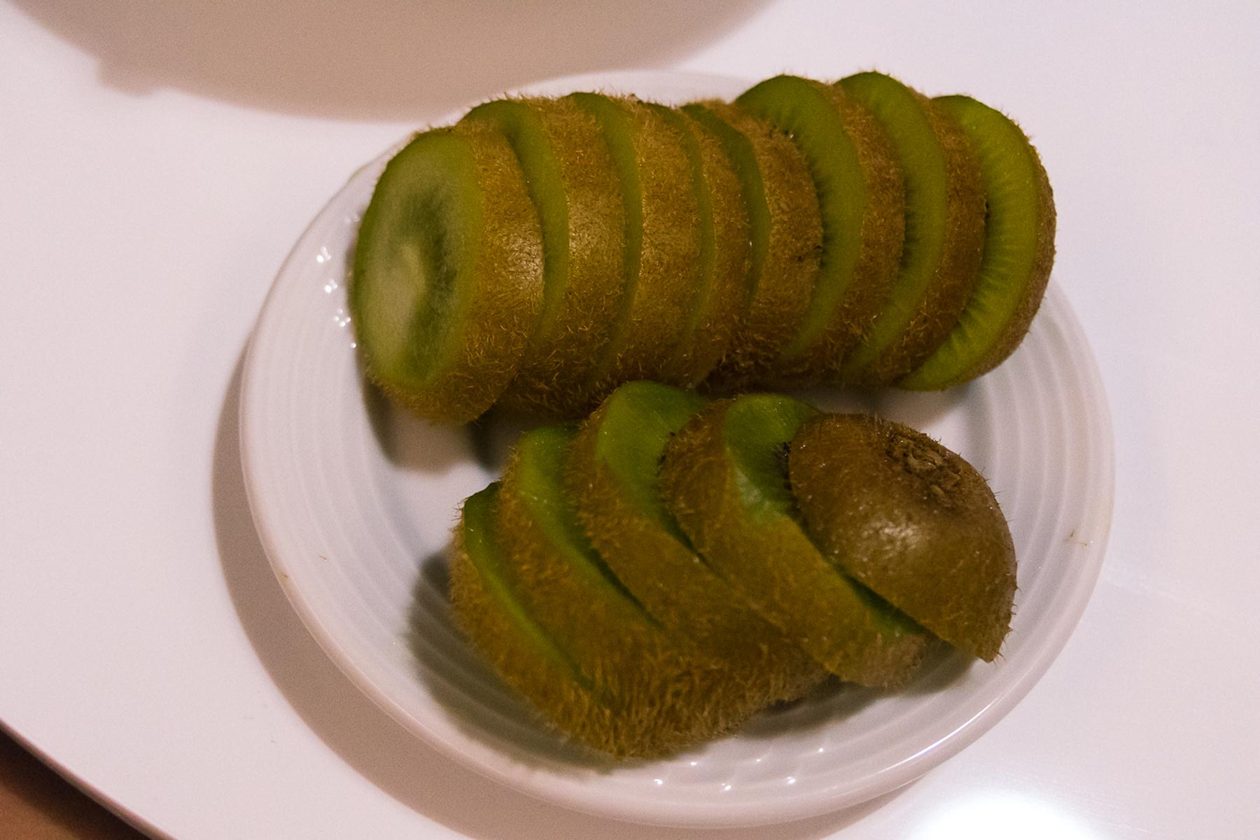 Киви на тарелке