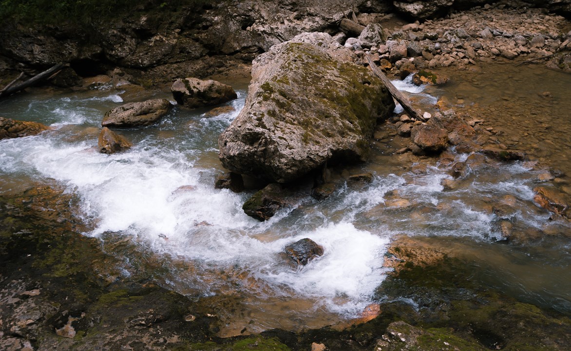Белая пена прозрачных вод Курджипса