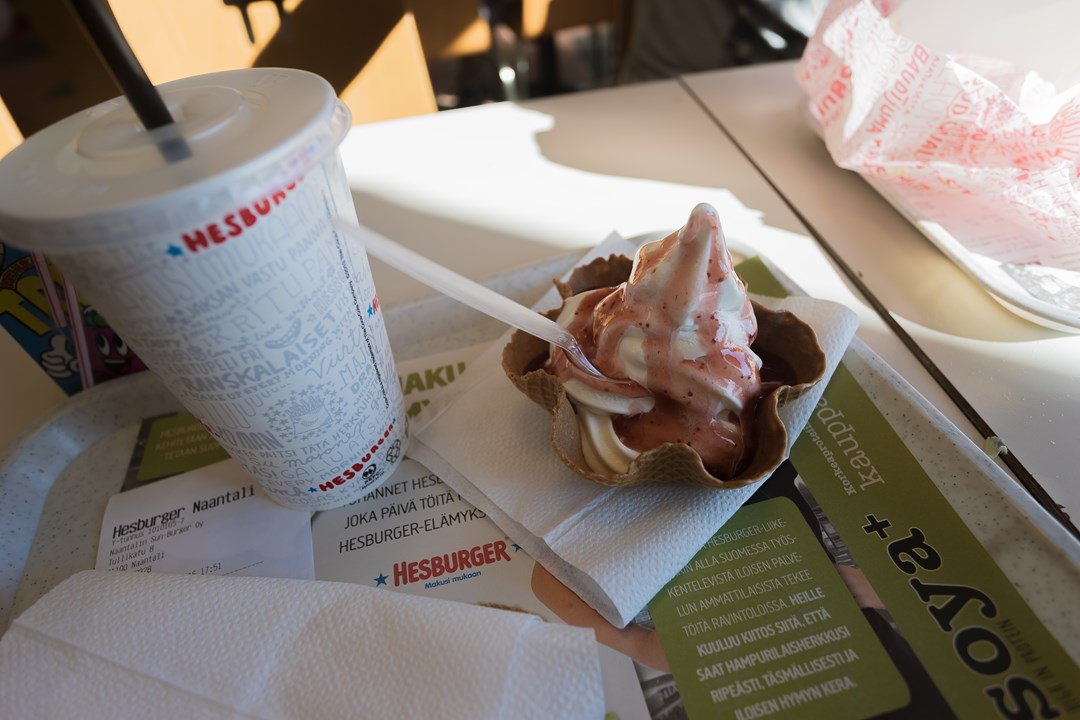 Мороженое в вафельной корзинке Hesburger