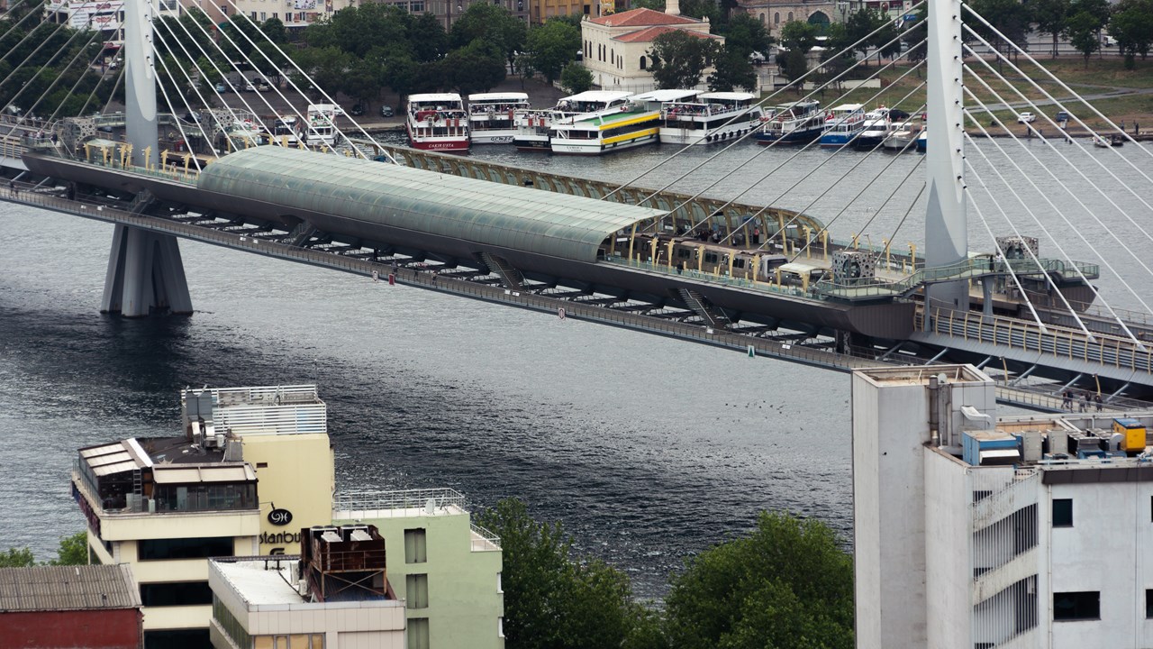 Мост Ататюрка и остановка метро Haliç