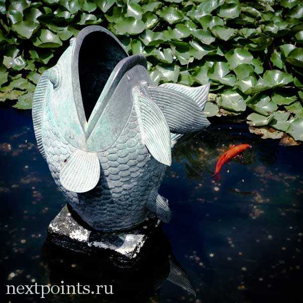 Японская статуя рыбы